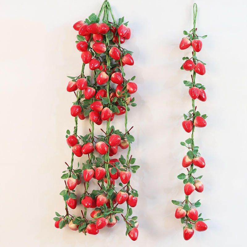Brochette de fraises avec feuilles - rouge