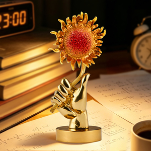 Adorno de Latón con Forma de Girasol Sostenido en la Mano, Pequeña Escultura Metálica de Escritorio, Regalo de Graduación para Estudiantes - Product Image 1