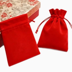Sac de rangement en tissu velours pour bijoux et instruments de beauté haut de gamme avec impression sérigraphique, matériau recyclable, fermeture à cordon - Product Image 5