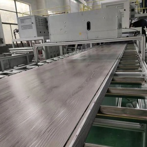 Línea de extrusión de azulejos de suelo compuesto de plástico, máquina de piedra SPC para fabricación de alfombras - Product Image 6