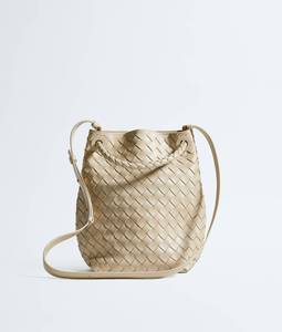 Bolso Bottega BV 2026 en piel Intrecciato flexible con detalle de nudo distintivo y correa de hombro deslizante Veneta - Product Image 4