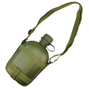 Muestra gratuita: Botella de agua verde oliva de plástico con correa para ocio, para exteriores, tipo cantimplora. - Product Image 1
