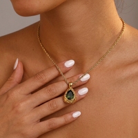 Collier pendentif Dreamshow en zircon taille poire avec cadre martelé et chaîne en corde, en acier inoxydable 316L plaqué or 18 carats, style vintage