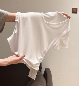 T-shirt élégant pour femme RUICHI en coton et élasthanne 220 GSM, col en V, détail froncé, coupe ajustée, qui flattere la silhouette, t-shirt uni - Product Image 3