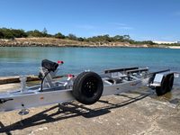 Remorque pour bateau et embarcation nautique d'occasion de 8 m (28 pi) personnalisée, 2 essieux, capacité de charge de 3000 kg