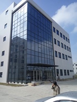 Système de mur-rideau en aluminium et verre architectural avec panneaux trempés pour façades de bâtiments commerciaux de grande hauteur - Exportation