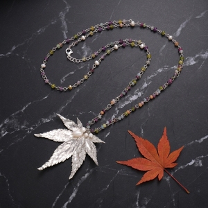 Collier pendentif vintage en feuille d'érable japonais naturelle, véritable feuillage d'arbre, perle et pierres colorées, bijoux pour femme - Product Image 5