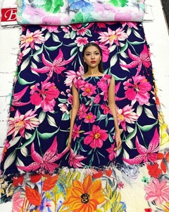 Nouveau tissu imprimé numérique 100% coton léger au design magnifique pour la couture et la confection de vêtements - Product Image 1