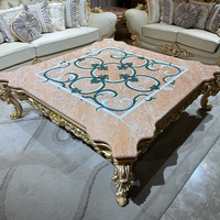 Canapé en cuir beige grainé de qualité supérieure, décoré à la main de feuilles d'or, design classique européen de luxe, pour les designers d'intérieur de villas