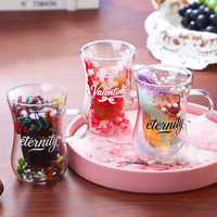 Vente en gros de tasses à café en verre à double paroi isolées, transparentes, résistantes à la chaleur, en borosilicate de haute qualité, avec fleurs séchées