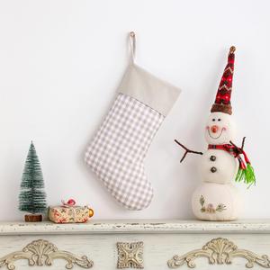 Chaussettes de Noël personnalisées à motif écossais classique, sacs à suspendre au poêle, chaussettes de Noël à carreaux Buffalo Check - Product Image 5