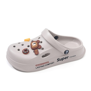 Sandales plates Crocs pour femmes, design de dessin animé beige, antidérapantes, confortables, chaussures de plage d'extérieur - Product Image 5