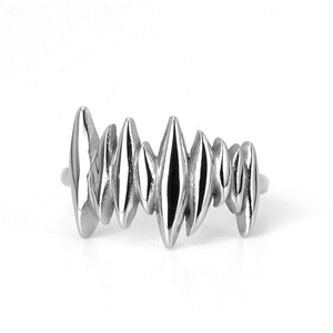 Bague homme en acier inoxydable 316, style gothique punk, à pointes décalées, fine, pour usage quotidien, avec textures contrastées, élégante, sombre et masculine - Product Image 2