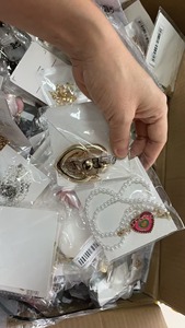 أقراط طويلة أنيقة للنساء بسعر المصنع المنخفض، تشكيلة متنوعة بالجملة - Product Image 3