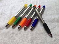 Stylo bille 2-en-1 en plastique et caoutchouc avec logo OEM, motif folklorique, encre noire/bleue 0,5 mm et surligneur, pour usage promotionnel