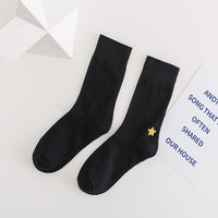 Nouvelles chaussettes de printemps : chaussettes en coton brodées étoiles et lunes noires et blanches, chaussettes mi-mollet style scolaire japonais