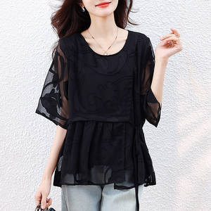 Chemisier élégant pour femme ZYHT 70046, style rétro, avec broderie florale, manches mi-trompette en dentelle transparente et boutonnage. - Product Image 4