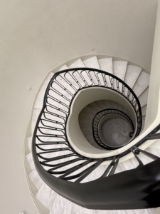 Thiết Kế Sáng Tạo Rèn Sắt Trong Nhà Ngoài Trời Trang Trí Cứu Trợ Thép Cầu Thang Ban Công Lan can Cho Biệt Thự Khách Sạn Cho Thủy Tinh - Product Image 2