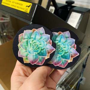 ที่รองแก้วรถยนต์ลายไม้อวบน้ำสีดำ แฮนด์เมด สร้างความสุข - Product Image 1
