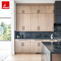 AllandGroup - Cuisine moderne et intemporelle de luxe, armoire de cuisine en chêne massif blanc écologique à deux tons, sur mesure pour projet de villa