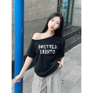 เสื้อยืดทรงเข้ารูปสไตล์เกาหลีสำหรับผู้หญิง ผลิตจากวัสดุออร์แกนิก เป็นมิตรกับสิ่งแวดล้อม ราคาดีที่สุด มีหลายสี ผลิตในเวียดนาม เสื้อเปิดไหล่ข้างเดียว ไม่เป็นขุย - Product Image 3