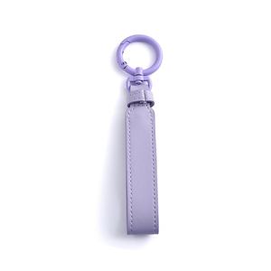 Llaveros de Moda Color Morado, Llavero Personalizado de Cuero PU con Nombre y Pequeño Colgante - Product Image 4