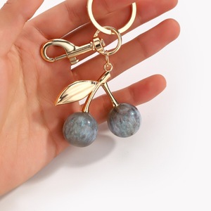 Porte-clés cerise pailleté métallique, porte-clés fruit doré, breloque de sac en résine scintillante, ornement de clé de voiture, souvenir de fête de luxe pour elle - Product Image 3