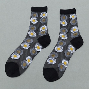Vente en gros de <span class=keywords><strong>chaussettes</strong></span> d'été respirantes à fleurs de <span class=keywords><strong>bonne</strong></span> qualité en dentelle transparente antidérapantes pour femmes - Product Image 4