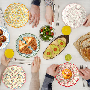 Ensemble <span class=keywords><strong>de</strong></span> vaisselle jetable biodégradable en forme <span class=keywords><strong>de</strong></span> fleur pour fête du thé aux fleurs sauvages modernes avec serviettes en <span class=keywords><strong>papier</strong></span> dorées pour les fêtes <span class=keywords><strong>de</strong></span> Noël - Product Image 2