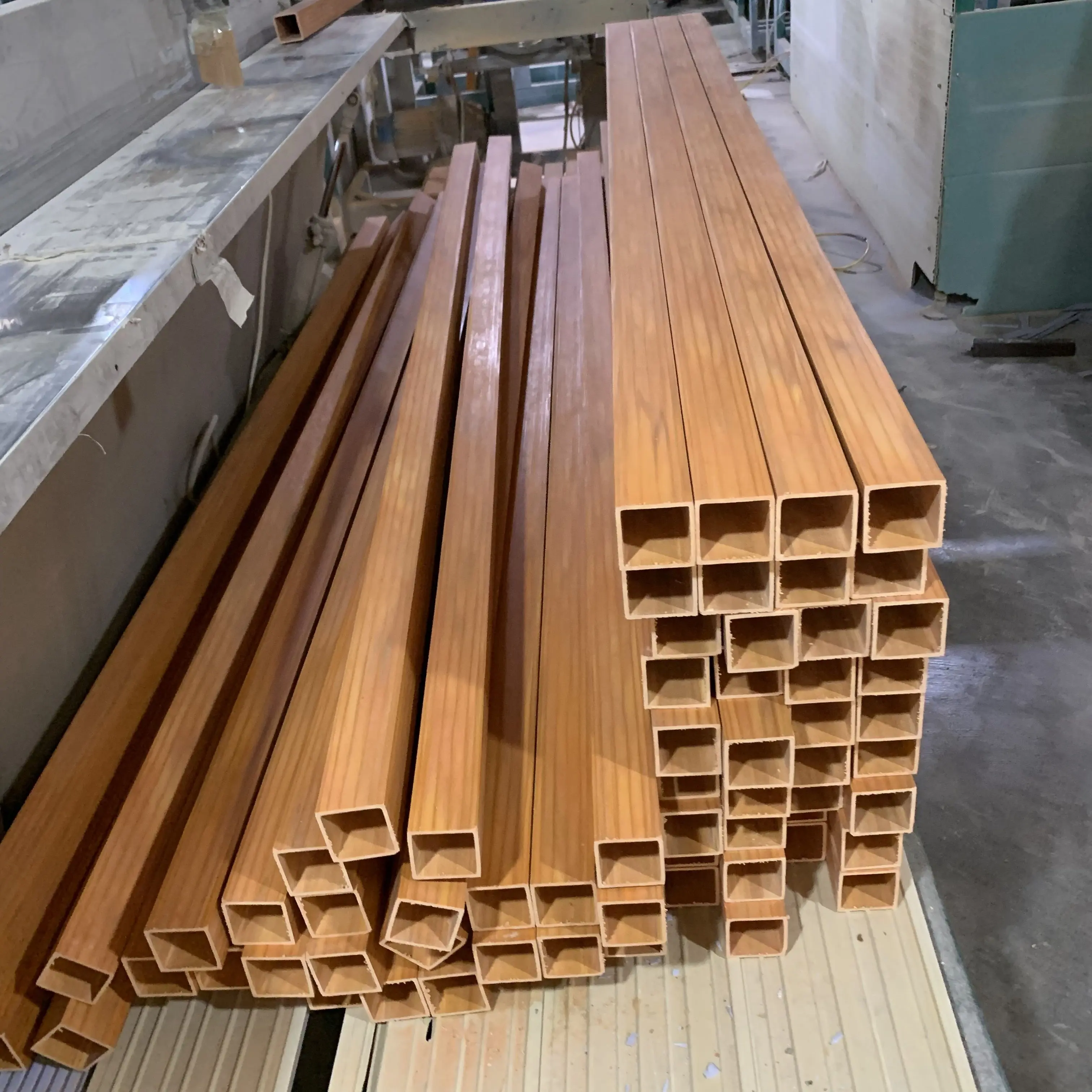 Goede Prijs Waterdichte 100*25Mm Pvc Gelamineerd Blad Woodgrain Wpc Hout Buis Voor Indoor Scheidingswand