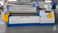 Machine à cintrer les tôles à quatre rouleaux CNC entièrement automatique W12-4*2000 bleue, blanche et jaune