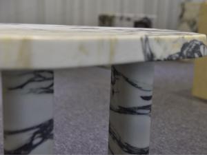 โต๊ะข้างหินอ่อน Calacatta Viola หรูหราจาก UnionStone ขอบหินธรรมชาติ ออกแบบตามสั่งสำหรับห้องนั่งเล่น พร้อมรูปทรงไม่สมมาตรที่เป็นเอกลักษณ์ - Product Image 4