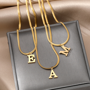 Nouveau Collier Lettre Prénom en Acier Inoxydable Plaqué Or 18 carats Tendance Vente en Gros - Product Image 3