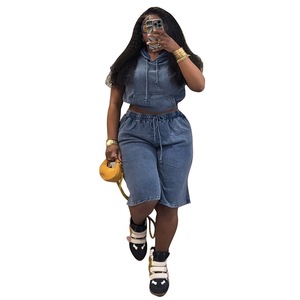 Ensemble court décontracté rétro en jean délavé extensible deux pièces avec t-shirt court à capuche et pantalon capri ample taille haute - Product Image 6