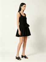 Robe courte pour femme, col en U, sans manches, en maille côtelée, style débardeur, avec taille nouée et jupe évasée froncée