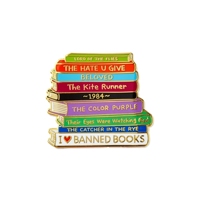 Me encantan los libros prohibidos, amante de la lectura, beber té y leer libros, Pin de esmalte duro de Metal chapado en oro, Pin de Metal de fábrica personalizado a medida