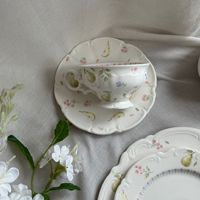 Service de table en céramique à motif floral de poire aquarelle rétro français, avec bord festonné en relief, comprenant tasses et assiettes en porcelaine, idéal pour les mariages et événements.