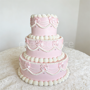 Modèle de gâteau d'anniversaire réaliste à 3 étages, fait main, en plastique écologique, rose, avec glaçage à la crème, nœuds et perles - Product Image 2