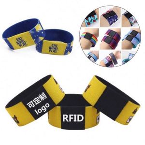 Bracelet en polyester personnalisé, extensible, pour événements de marathon, avec étiquette tissée, logo imprimable par sublimation - Product Image 1