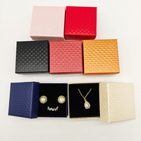 Boîte à bijoux rigide carrée de luxe avec logo imprimé personnalisé en papier couché, gaufrage, design portable, pochette pour boucles d'oreilles et colliers