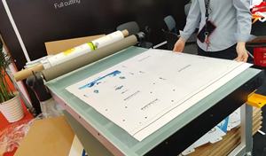 Table de laminage manuelle à plat 4*8 pieds LK1325 pour panneaux de signalisation en PVC, bois, papier, plastique et film - Product Image 4