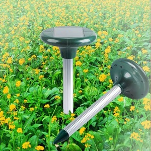 Répulsif Solaire Écologique Portable pour Animaux Sauvages et Oiseaux, Alimenté par USB, Rechargeable, Étanche, Idéal pour Jardin et Ferme (Souris, Serpents) - Product Image 2