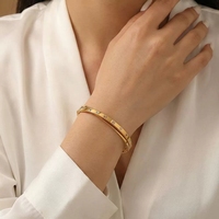 Bracelet de luxe léger en acier inoxydable double couche avec fermoir à chiffres romains et incrustation de diamants, design croisé