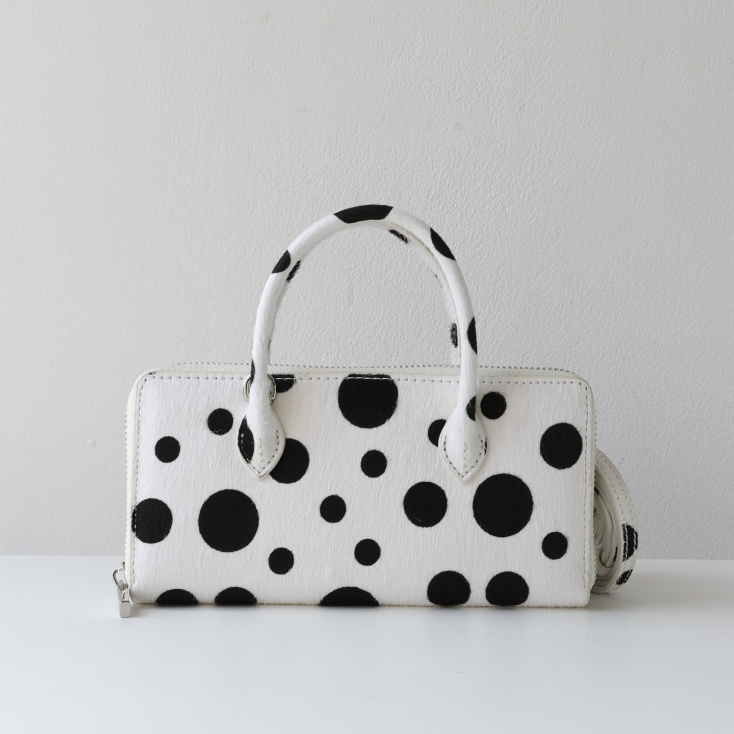 Polka dot-white