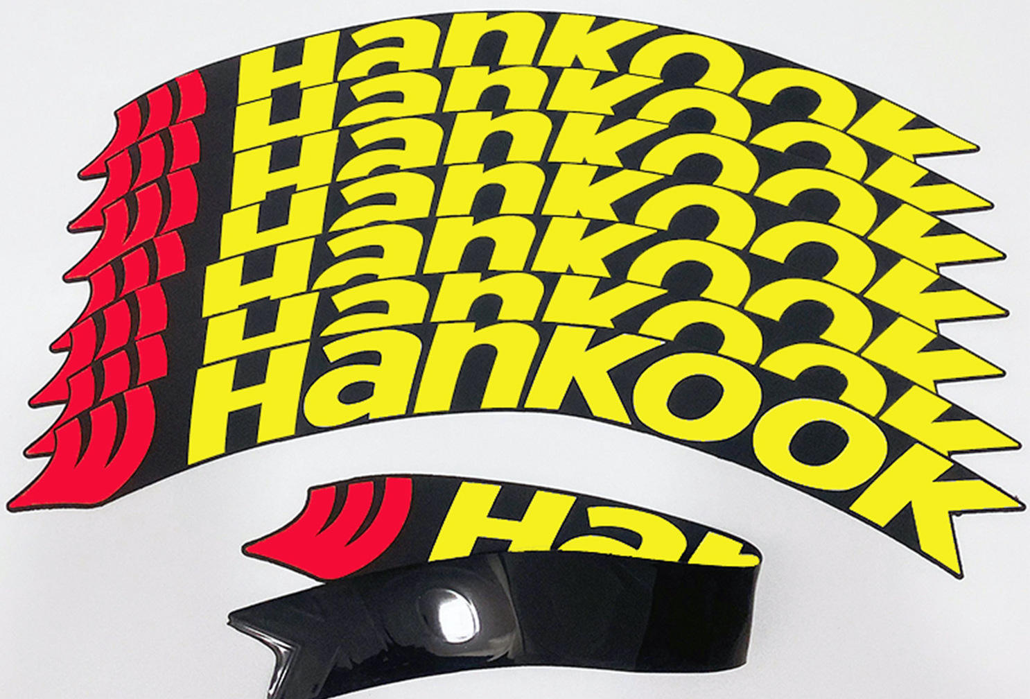 8 pegatinas con el logotipo de Hankook naranja.