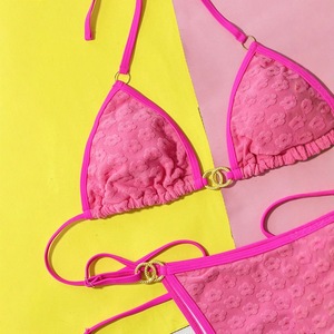 Bikini rose vif à <span class=keywords><strong>fleurs</strong></span> 3D en relief pour femme, maillot de bain deux pièces à coupe haute <span class=keywords><strong>avec</strong></span> anneau métallique, personnalisable <span class=keywords><strong>avec</strong></span> logo OEM/ODM - Product Image 3
