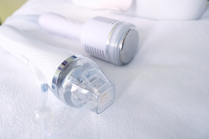 Appareil de raffermissement cutané à aiguilles isolées dorées pour l'élimination des rides, des ridules, des cicatrices d'acné et des vergetures, soin <span class=keywords><strong>visage</strong></span> et corps, pour usage <span class=keywords><strong>en</strong></span> spa et nettoyage du <span class=keywords><strong>visage</strong></span> - Product Image 4