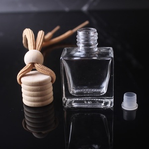 8ml için iyi kalite kare şekli araç parfüm şişesi araba hava spreyi koku dağıtıcı şişe araba havalandırma klip kokulu yağ - Product Image 3