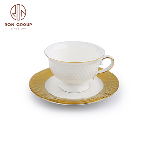 Juego de tazas de <span class=keywords><strong>café</strong></span> <span class=keywords><strong>y</strong></span> platillos con mango, juego de tazas de <span class=keywords><strong>café</strong></span> <span class=keywords><strong>y</strong></span> capuchino, cerámica chapada en oro, color blanco, borde dorado, venta al por mayor - Product Image 5