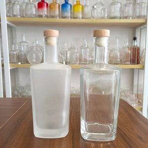 Botellas de Licor Vacías de Vidrio Blanco de Alta Calidad de 500ml/750ml con Tapa de Corcho Esmerilado Negro Mate y Logotipo Personalizado en Relieve para Vodka y <span class=keywords><strong>Whisky</strong></span> - Product Image 2
